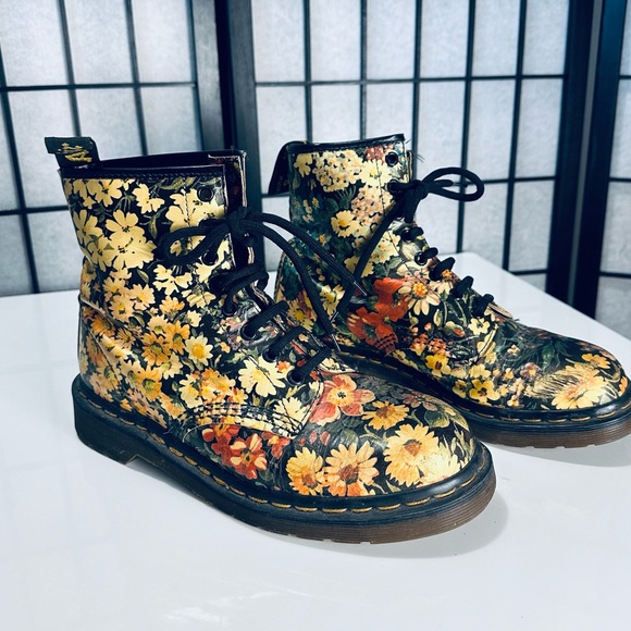 Dr. Martens Original “Made in England” RARE Vintage Floral 1460 Boots main image 6
